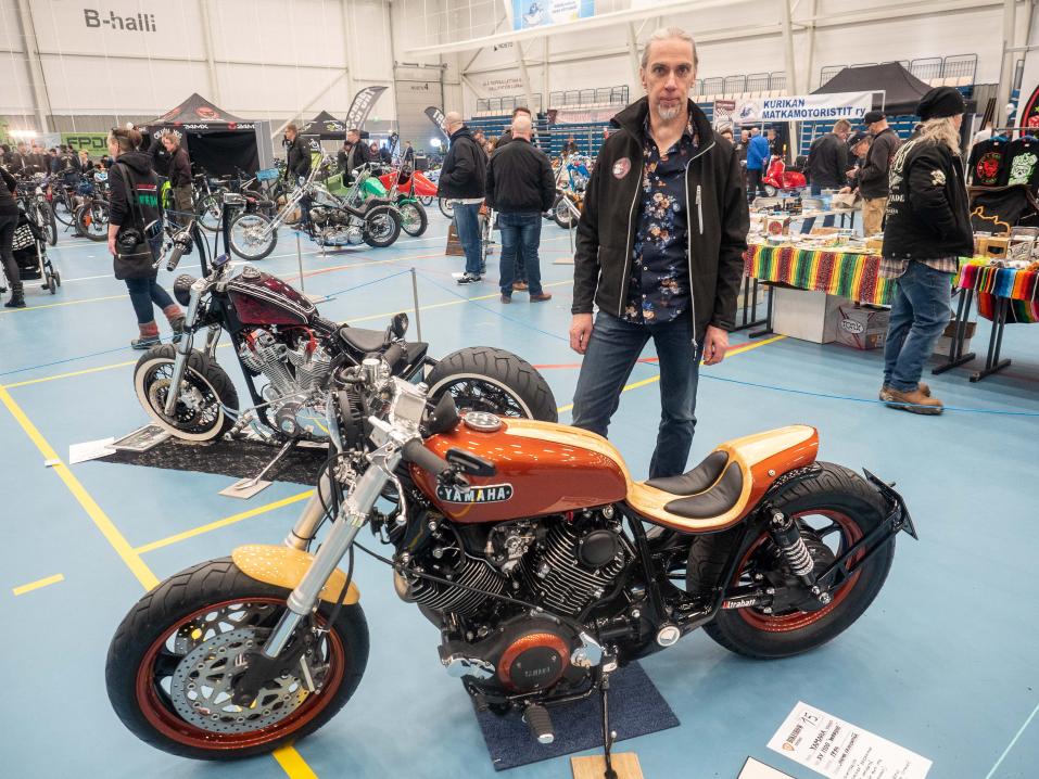 Jorma Vainionpää ja hieno hänen rakentamansa Yamaha 1100 Virago 'Woodie'.