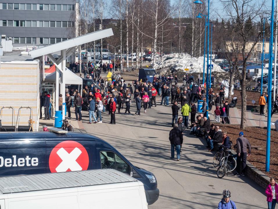 Lippujonoa riitti lauantaina hallin ulkopuolelle asti vielä iltapäivälläkin.