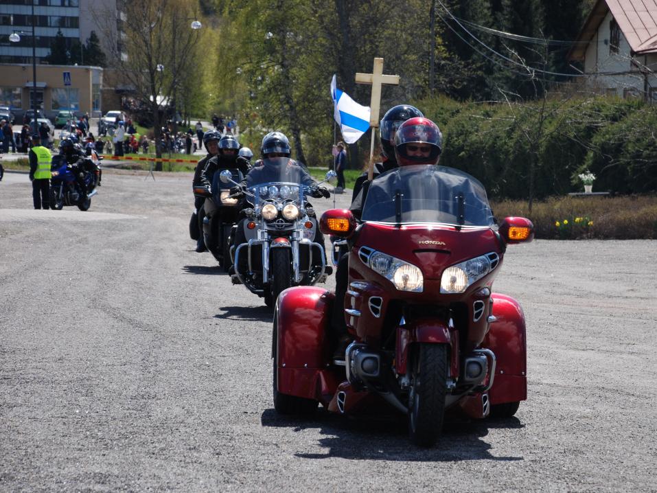 Liedon Motoristikirkko. Kulkueen saapuminen. Kuva aiemmilta vuosilta. Kuva: Miikka Kiminki, Liedon seurakunta.