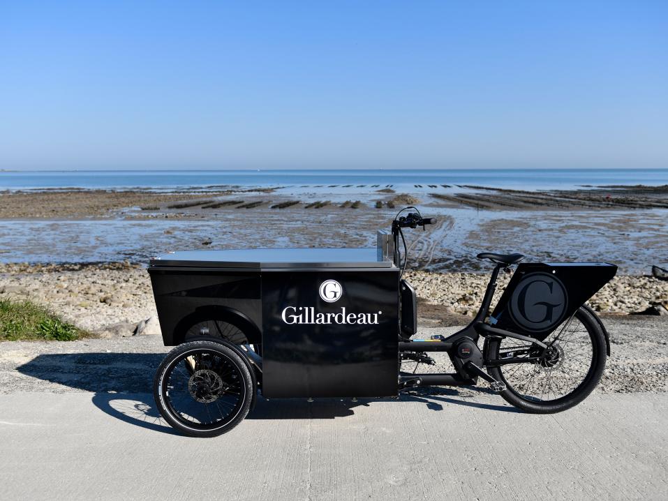 Peugeotin design -laboratorion työn tulos: sähköavusteinen 'bistro bike', jolla kuljettaa (kylmänä!) osterit ja viinit jopa kahdelletoista nautiskelijalle.
