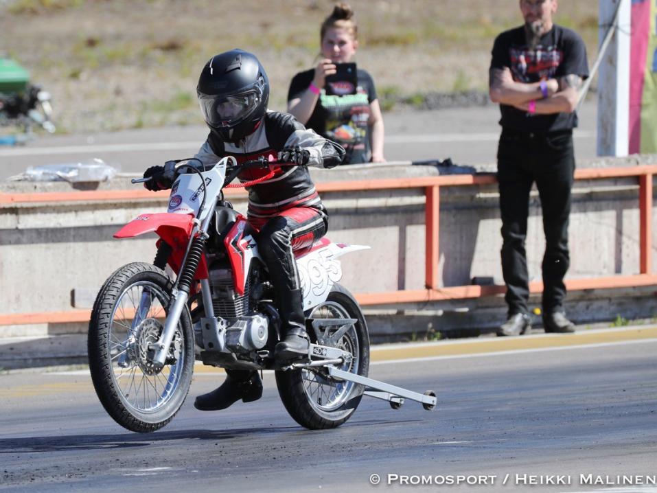 <p>Uusi Junior Bike- kuljettaja Jone Kiljala ensimmäisiä kertoja viivalla. Kuva: Heikki Malinen.</p>