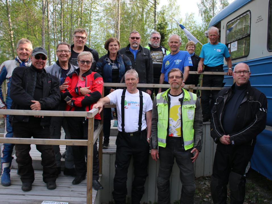 Entiset nuoret motoristit Cafe Lättiksen pihalla.