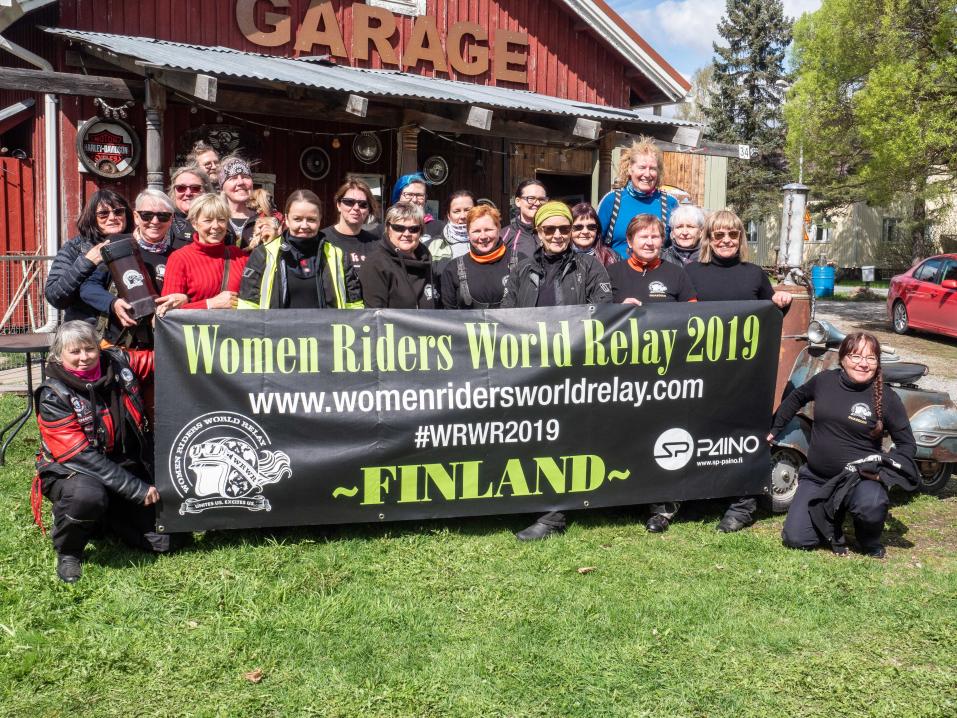 WRWR:n viestinviejät kokoontuneena yhteiskuvaan Sastamalan Garage Cafen pihamaalla toukokuun alkupuolella.