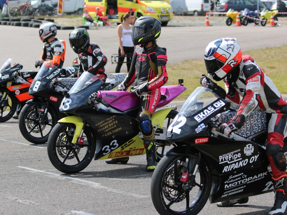 <p>Uudistettu Road Racing SM-sarja pyrkii kehittämään tuotetta niin kuskien, katsojien kuin yhteistyökumppaneiden näkökulmasta. Kuva: Hinni Harju.</p>