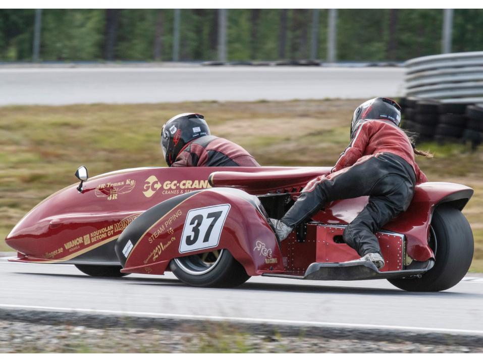 <p>Kuvateksti: Artiola Sidecar Racing Teamillä oli yllätyspurkkari Kemorassa.</p>