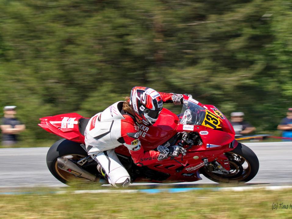 Juha Kallion sijoitus Superbike-luokan SM-pisteissä on Kemoran osakilpailun jälkeen kolmas. Kuva: Timo Holländer.