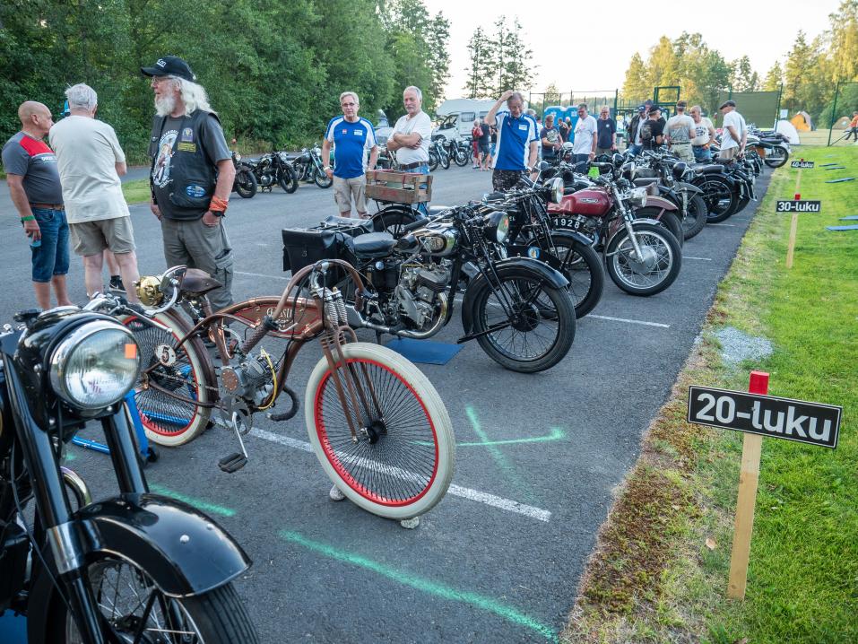 Näytteillä olevat pyörät olivat ikäjärjestyksessä.