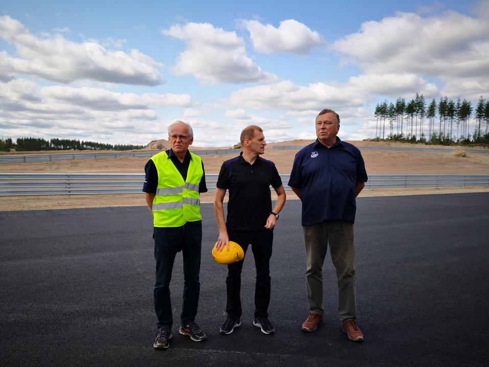 <p>KymiRingin varikkopäällikkö Seppo Rossi, Aki Ajo ja KymiRingin ratajohtaja Timo Pohjola. Kuva: Janita Lehtonen.</p>