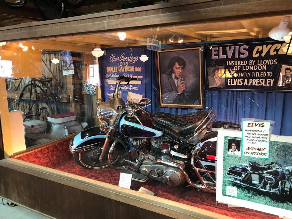 Elvis Presleyn viimeiseksi hankkima, vuosimallin 1976 Harley-Davidson FLH 1200 Electra Glide oli nähtävillä Pioneer Auto Museumissa yli 30 vuoden ajan. Kuva Pioneer Auto Museum.