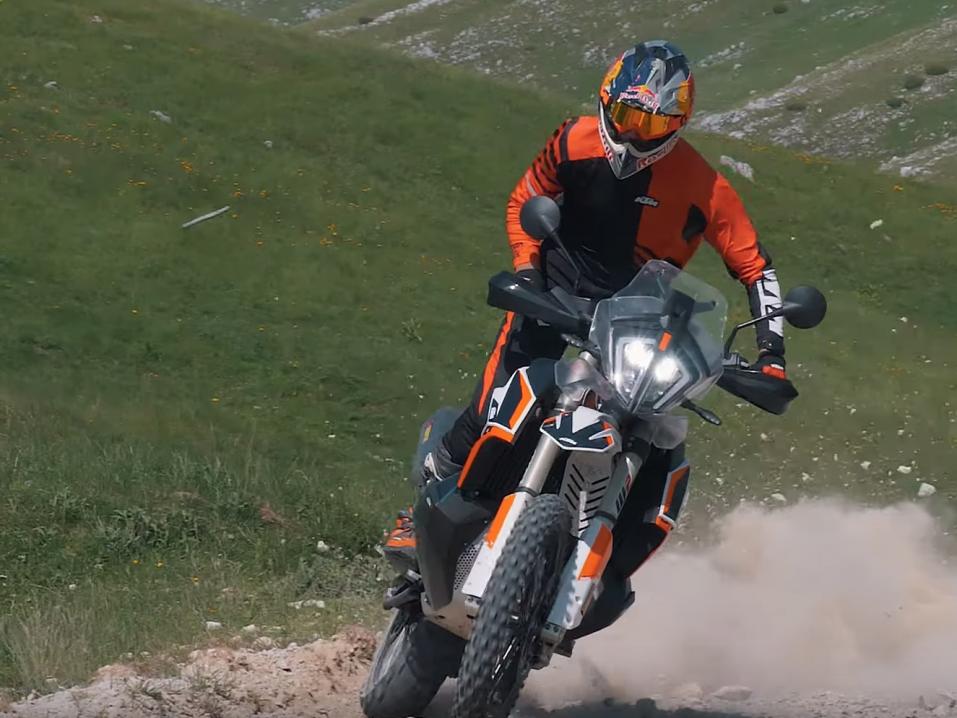 Chris Birch ja KTM 790 Adventure R Rally vauhdissa.