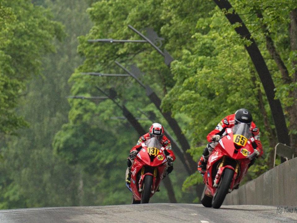 Kalle Mäntysaaren (65) tavoitteena on se, että Markka Racingin BMW:t ylittävät Motoparkissa maaliviivan tässä järjestyksessä. Juha Kalliolla (131) on varmasti sanansa sanottavana asiaan. Kuva: Timo Holländer.