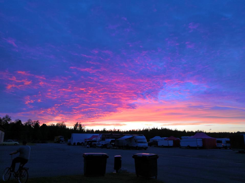 <p>Upea auringonlasku Kauhavan varikolla. Kuva: Kaisa Lökfors.</p>