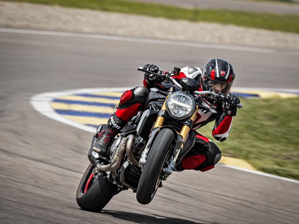 2020 Ducati Monster 1200 S, mustaa mustalla.