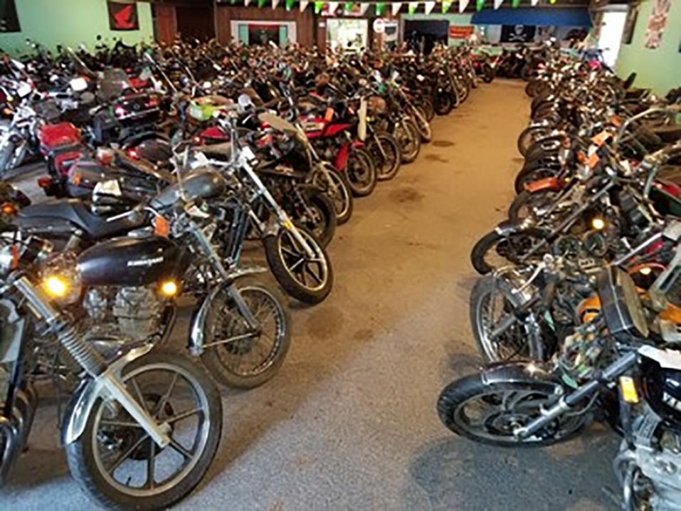 500 moottoripyörää myynnissä tässä huutokaupassa.