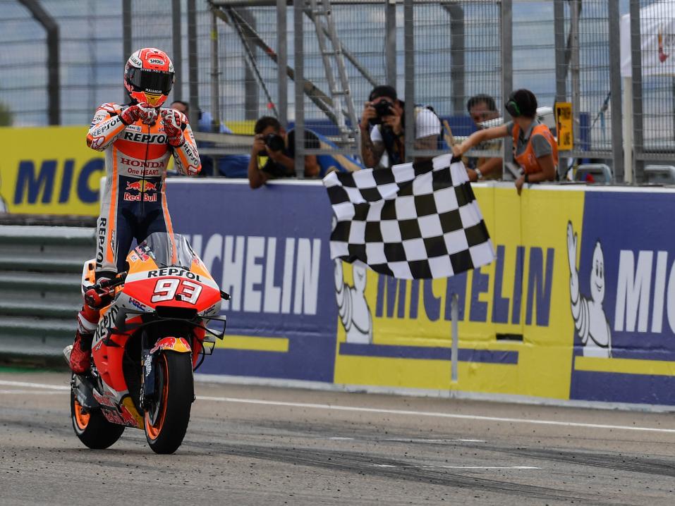 Hallitsevan maailmanmestari Marc Marquez voittoisan kisan jälkeen.