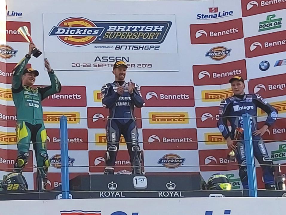 Eemeli Lahti tuulettaa podiumilla Assenin BSB Supersport -kilpailussa sunnuntaina saavuttamaansa toista sijaa.