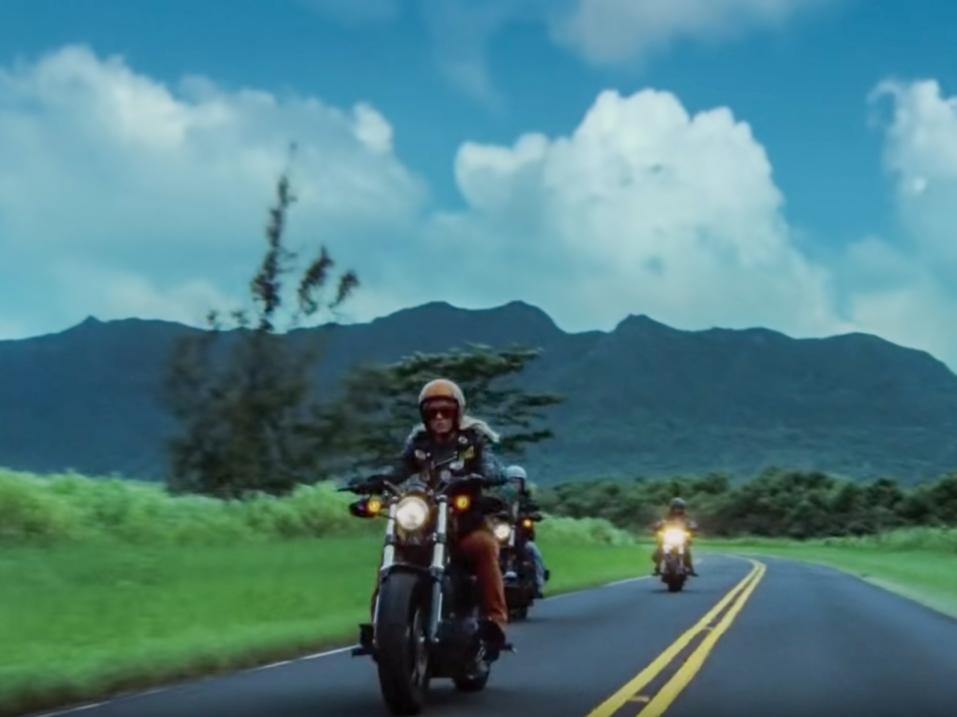 Megatähti Katy Perry itse stongassa 'Harleys in Hawaii' kappaleen videolla. Perry opetteli varta vasten ajamaan pyörällä videon kuvausta varten.