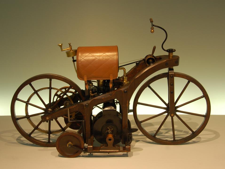 <p>Daimler Reitwagen. Maailman ensimmäisen moottoripyörän replika Mercedes-Benz-museossa Stuttgartissa. Kuva: Wladyslaw/ Wikimedia Commons.</p>