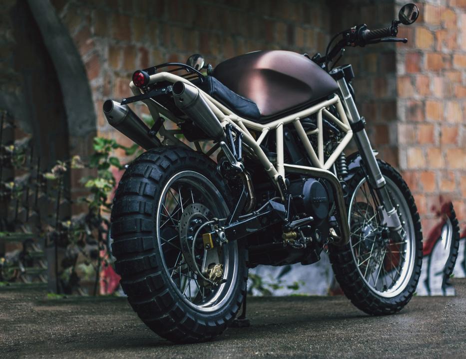 LL Motorcyclesin rakentama Ducati SS750 Scrambler. Trellisrunko jatkuu takavaloon asti.