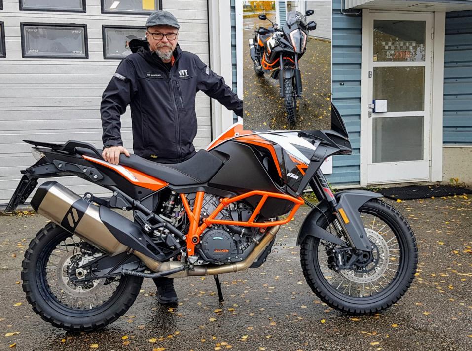 VTT:n johtava tutkija ja KTM-VTT-hankkeen vetäjä Aki Lumiaho sekä tutkimusmoottoripyörä Jarno, omaa sukuaan KTM.