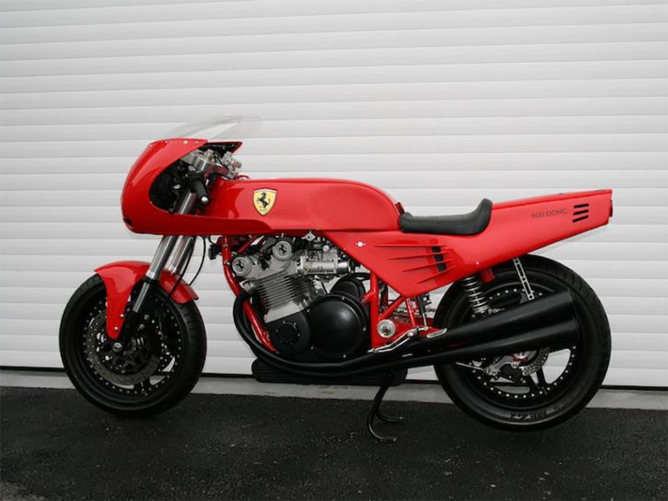 Maailman ainoa Ferrari-merkkinen moottoripyörä on David Kayn ja hänen tiiminsä käsialaa. Lupa Maranellon 'korskuvan orhin' käytöstä pyörässä saatiin itseltään Enzo Ferrarin pojalta, Piero Ferrailta.