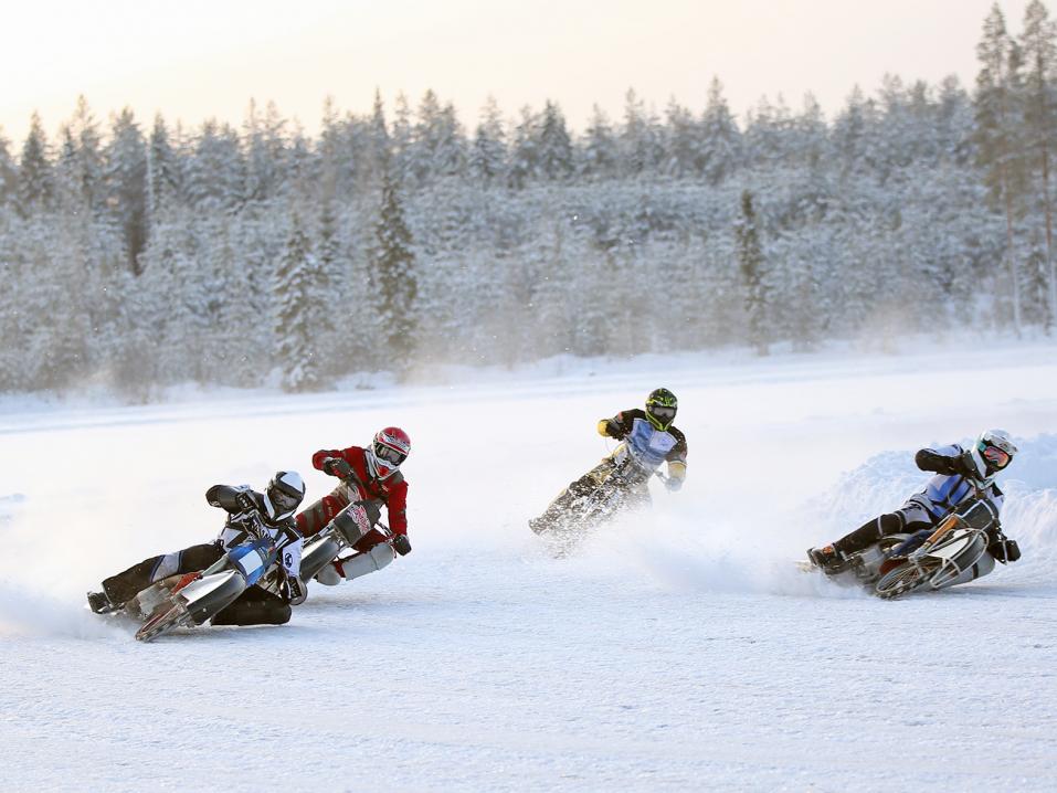 Tiukkaa taistelua ensimmäisessä kaarteessa: Mats Järf (vas.), Matti Isoaho, Jussi Nyrönen ja Atte Suolammi. Kuva: Timo Eronen.