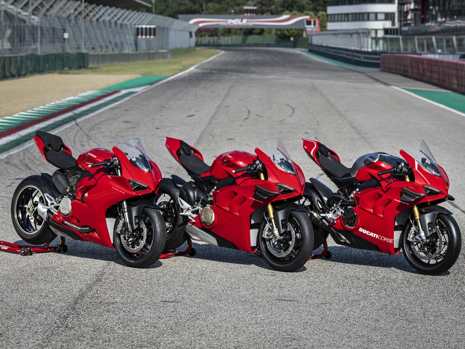 <p>Panigale-mallisto vuodelle 2020: kuvassa vasemmalta Panigale V2, Panigale V4 S ja Panigale V4 R. Kuva: Ducati, Matteo Cavadini.</p>