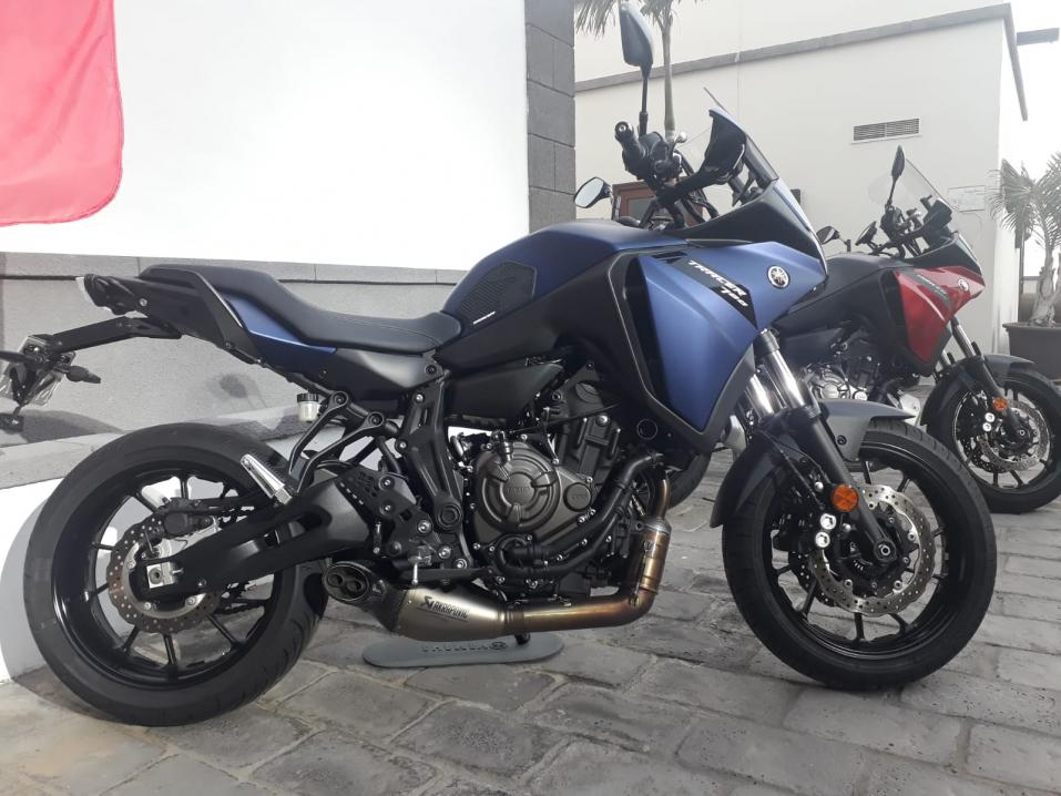 Motouutiset koeajaa parhaillaan uutta Yamaha Tracer 700:aa Teneriffalla.