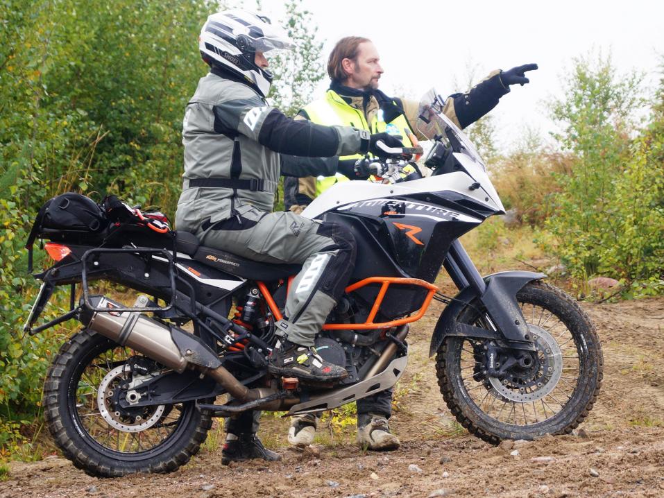 MotoJyskyn adventurekoutuluksessa on pienet ryhmat, joten opetus on varsin henkilokohtaista. Kuva: MotoJysky.