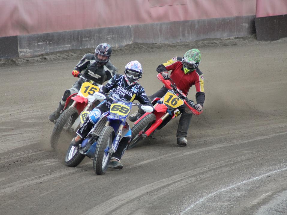 <p>Koskinen seurakavereiden Herman Kenkkilän ja Janne Rantalan vauhdittamana flat trackin Suomen Cupissa. Kuva Sarita Niemelä.</p>