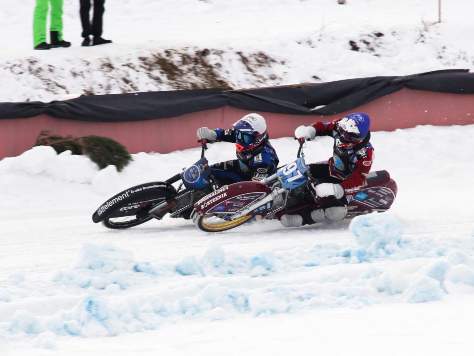 <p>Ove Ledström (sininen kypärä) ja Niclas Svensson kävivät kovaa taistelua jääspeedwayn Pohjoismaiden mestaruudesta. Kuva: Tomi Nevanperä, Varkaus Racing Team.</p>