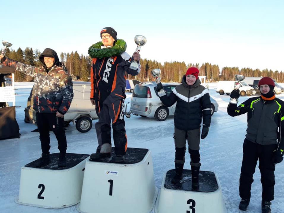 Podiumilla Miika Tourula (vas), Sami Kemppainen, Kirsi Kainulainen ja Teemu Keinänen. Kuva: Mara Mäki-Jouppila.