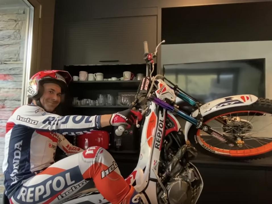 Toni Bou arkisissa aamuaskareissa. Voihan sitä kahvin valumista odotella näinkin.