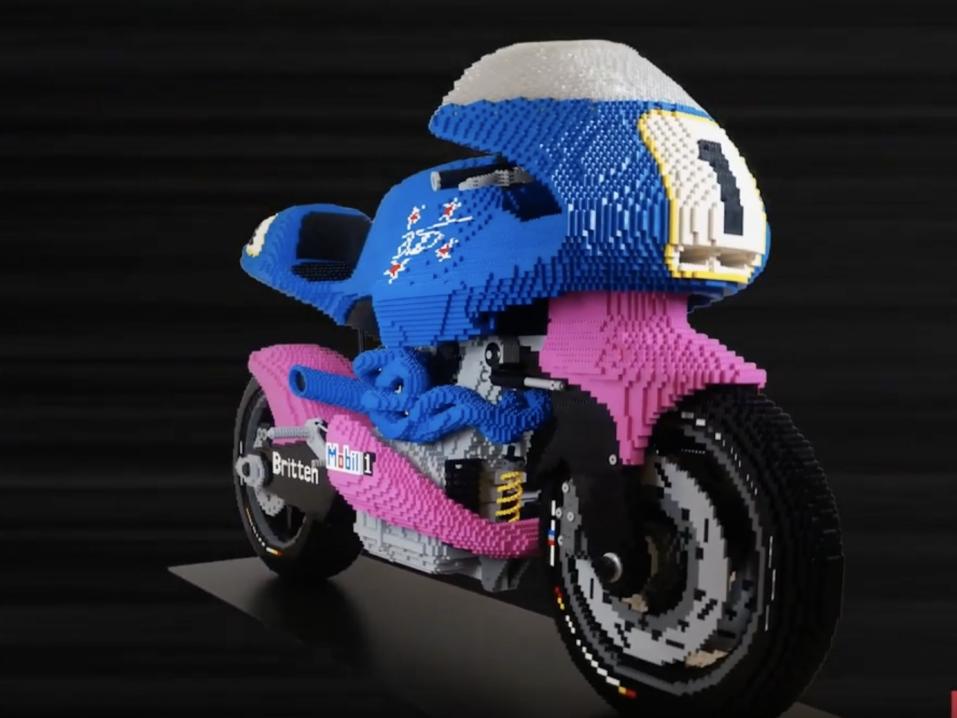 Britten V1000 -moottoripyörän täysikokoinen legomalli.