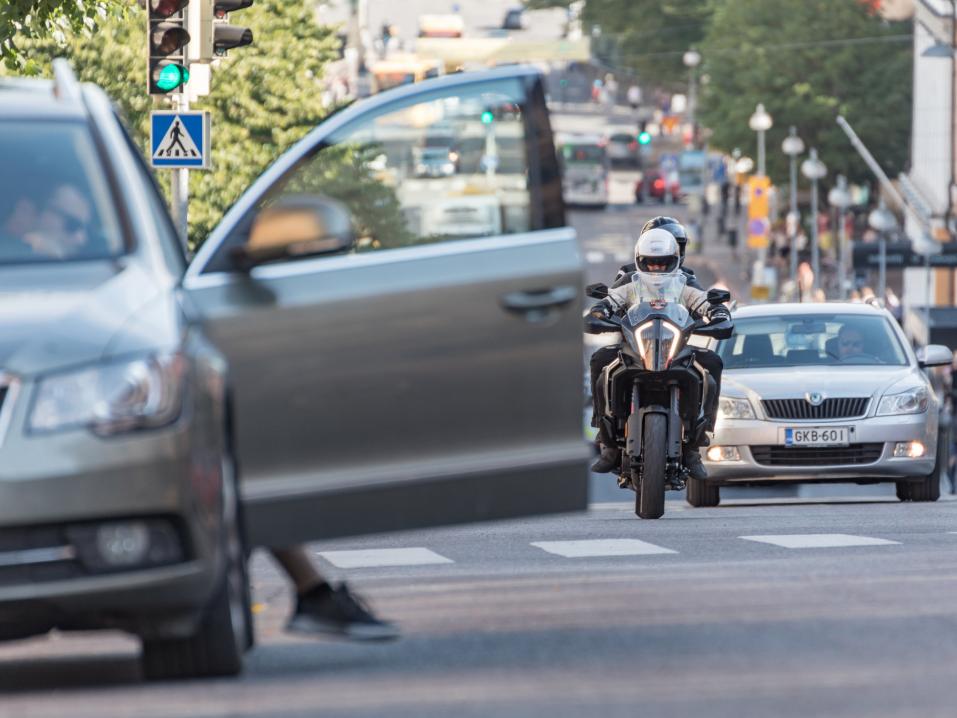 Varsinkaan näin keväällä autoilijat eivät välttämättä tiedosta moottoripyöräilijöiden mukanaoloa liikenteessä. Kuva: Ville-Veikko Heinonen/Liikenneturva