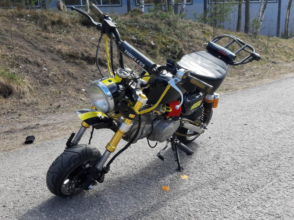 Pitäisi olla 50 cc, oli 150 cc. Ei näin! Pyörä on hengenvaarallinen, lisäksi se pitäisi olla muutoskatsastettu moottoripyöräksi. Kallis potti - myös huoltajille. Kuva: Poliisi.