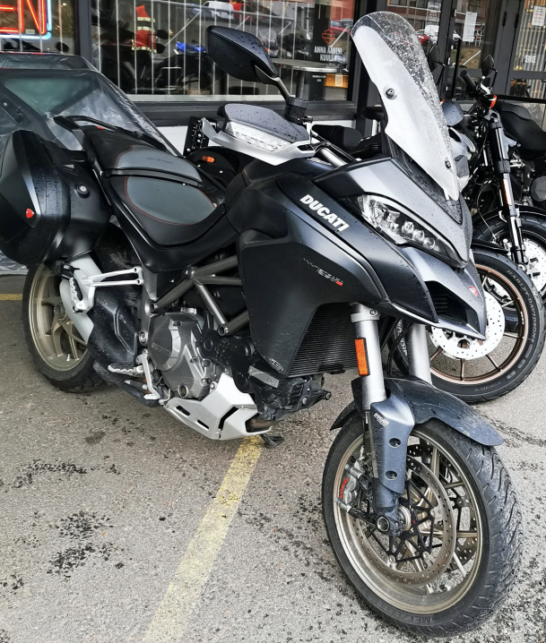 Ducati Multistrada 1260 S. Omien teittensä kulkijoille sekä kotimaahan että ulkomaille. Monikasvoinen pyörä varsinkin osaavalle.