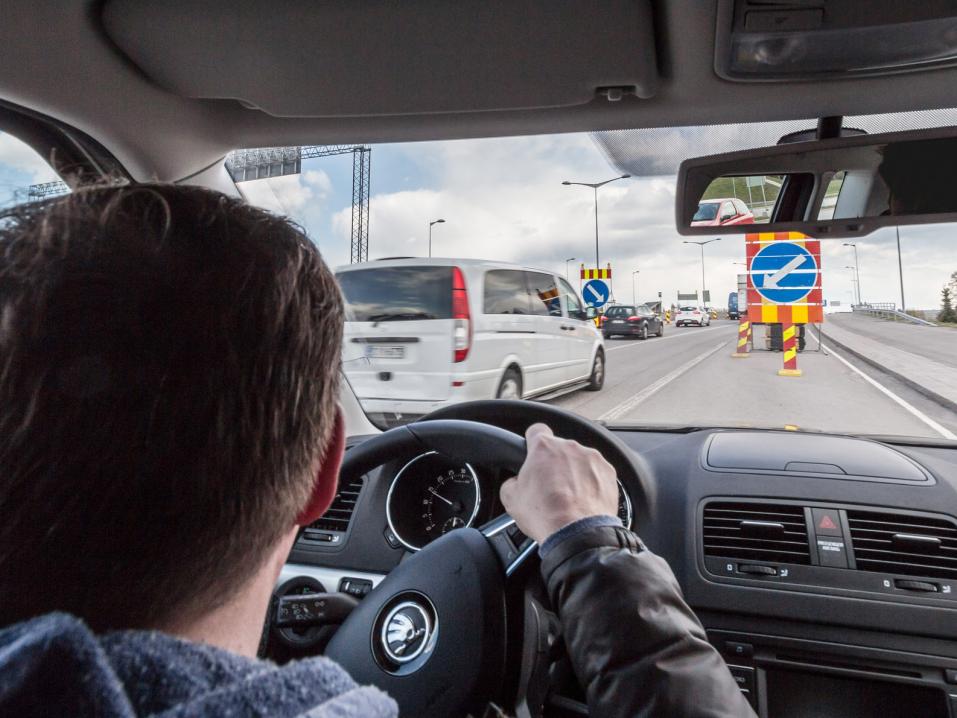 <p>Teiden varsilla urakoivia ihmisiä on kunnioitettava noudattamalla tietyömaiden opasteita ja liikennemerkkejä. Kuva: Ville-Veikko Heinonen/Liikenneturva</p>