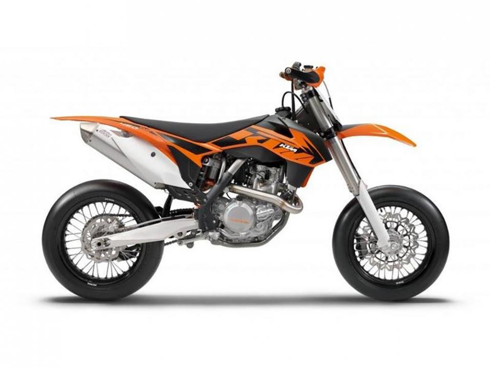 Kuvan vuosimallin 2013 KTM 450 Supermoto ei liity tapahtuneeseen.