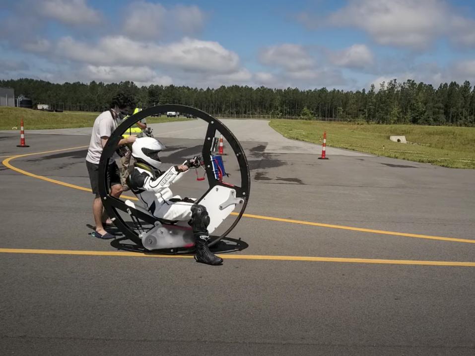 Duken yliopiston tiimin rakentama monowheel, eli yksipyöräinen sähkömoottoripyörä.