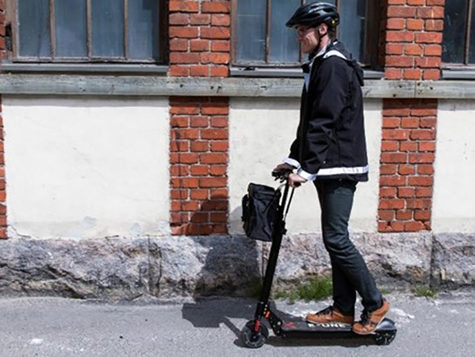 Kuvassa sähköpotkulautailija. Kypärä kuuluu niin pyöräilijän kuin sähköpotkulautailijankin vakiovarustukseen. Kuva: Tomi Rossi/Liikenneturva.