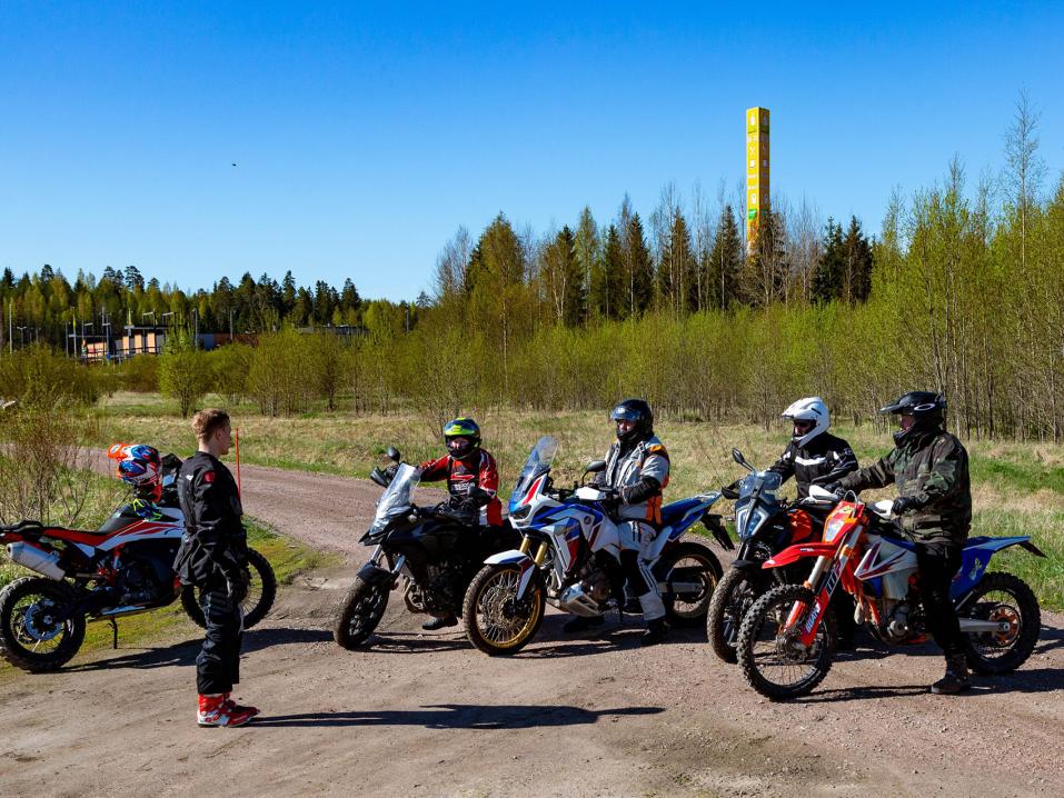 Tästä se lähtee. Kuvassa vasemmalta kouluttaja Otto Tengman, Eija Kyllönen ja Erkki Mäki Motouutisista, Jyrki ja Antti.