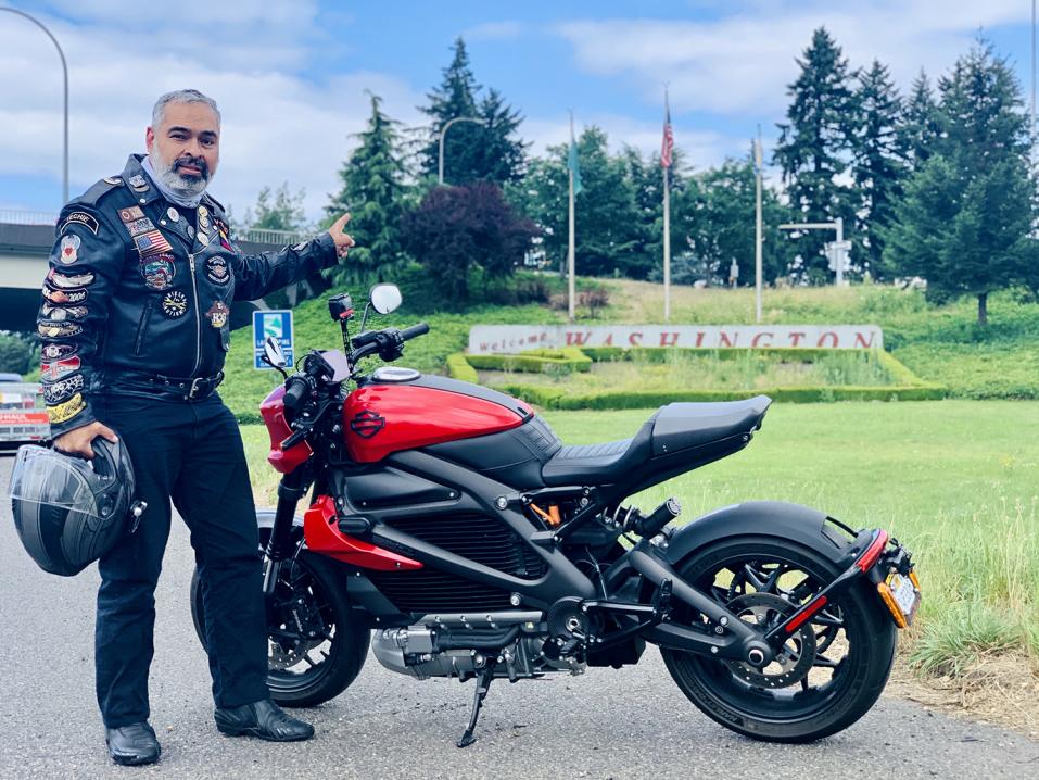 Kalifornialainen Diego Cardenas keksi viettää syntymäpäiviään ajamalla Harley-Davidson Livewirellä, kun koronavirus pilasi isojen juhlien mahdollisuuden.