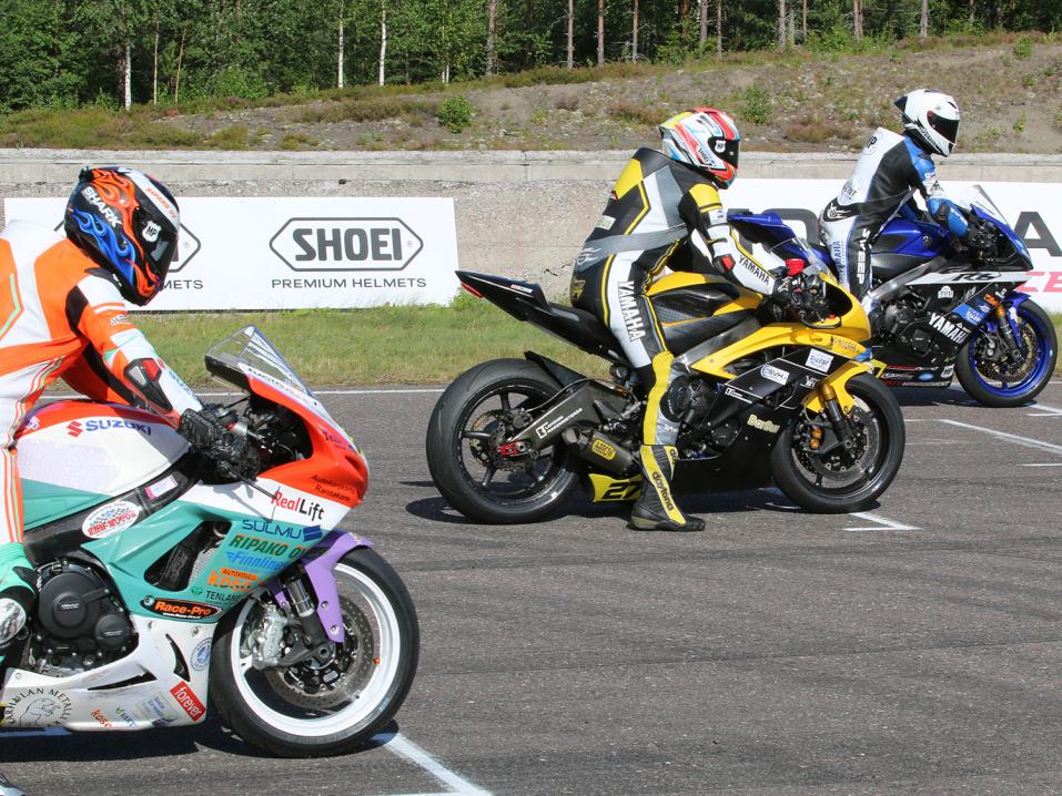 Historiallinen heti Finnish road racing historiassa. Kaksi naiskuskia lähtöruudukon kärkipaikoilla, heti Peetu Paavilaisen perässä. Kuva: Harjukuvat.