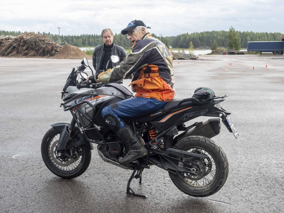 Henrik Budich Visuvedellä. Oikeaa ajoasentoa rakentamassa.