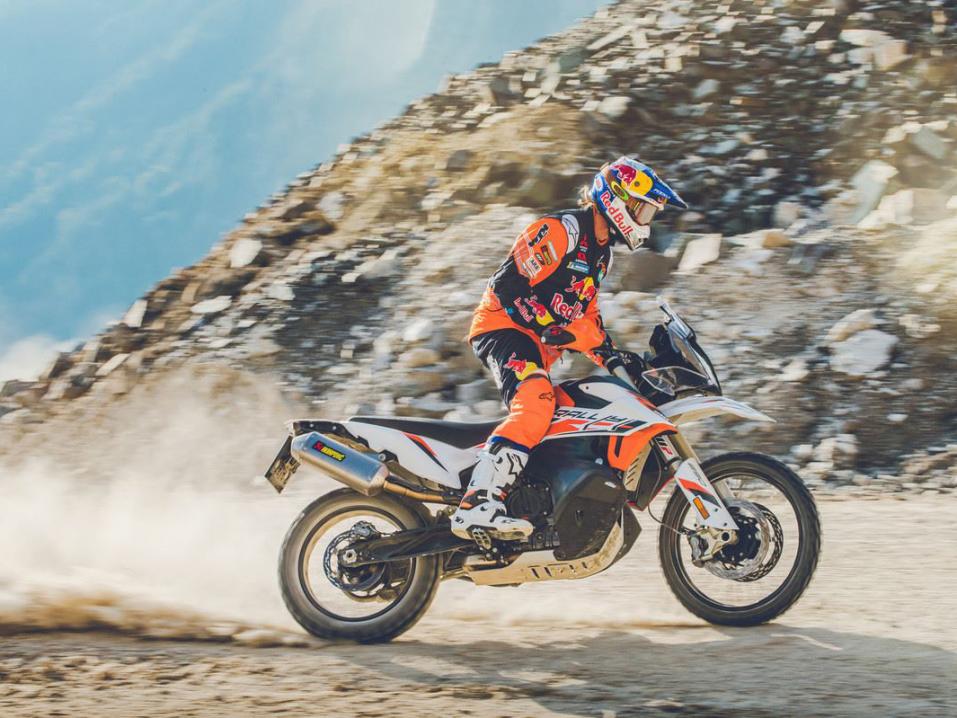 KTM 890 Adventure R Rally. Puikoissa kukapa muukaan kuin Toby Price.