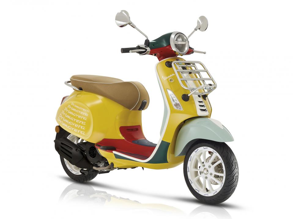 Vespa Primavera mallia Sean Wotherspoon.