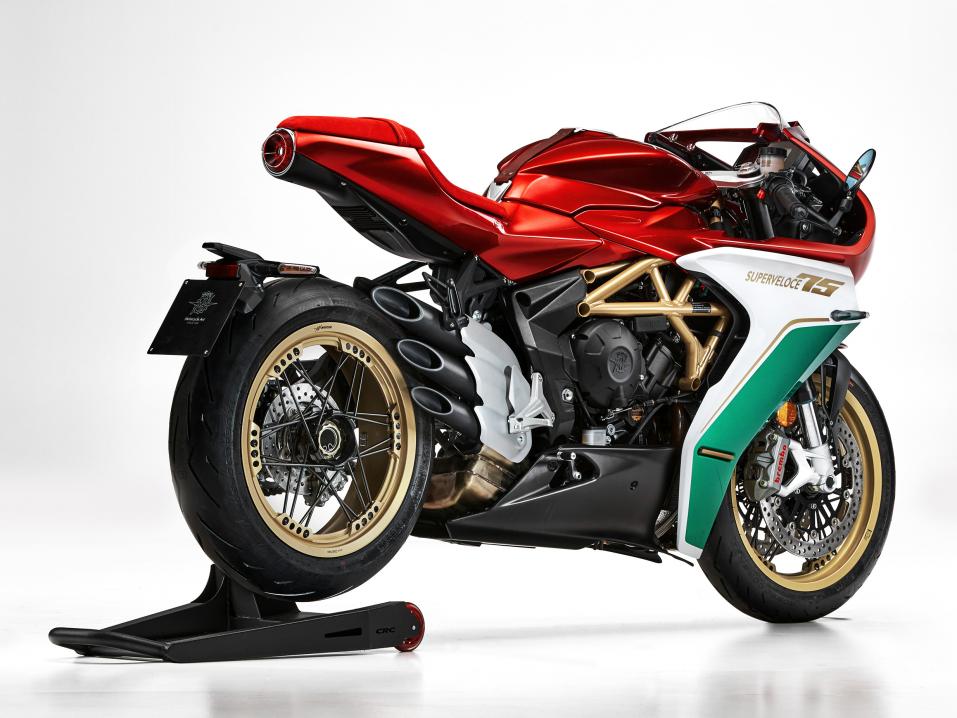 MV Agusta Superveloce 75 Anniversario. Osa kuvista perusjuhlamallista, osassa kiinnitettynä Arrow'n kisaputkisto ja poistettu 'ylimääräiset', ratakäytössä turhat osat.