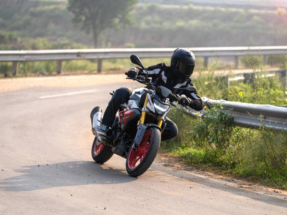 BMW G 310 R vuosimallia 2021.