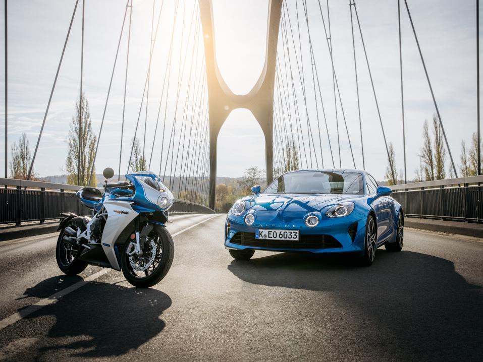 MV Agusta Superveloce Alpine ja innoittaja Alpine A110.